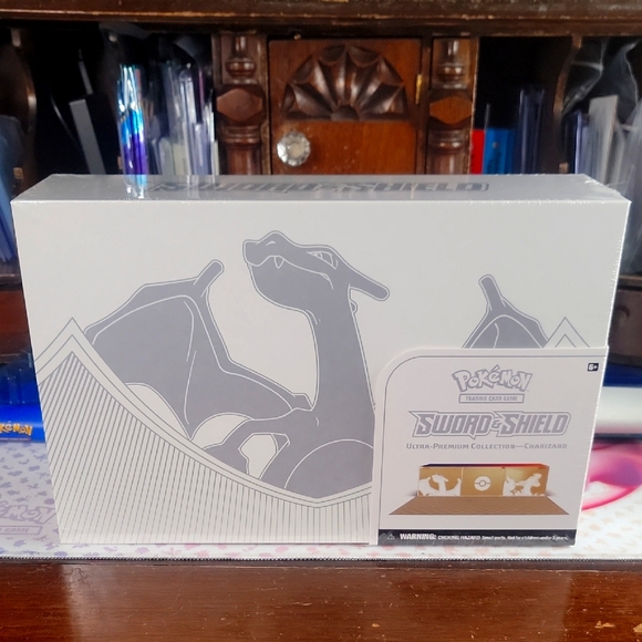 Charizard Ultra Premium Collection - Picture 1 of 9